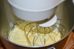 Домашнее мороженое с малиновым соусом - шаг 3