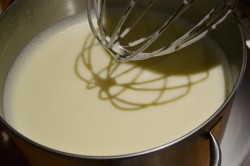 Домашнее мороженое с малиновым соусом - шаг 6