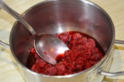 Домашнее мороженое с малиновым соусом - шаг 9