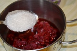 Домашнее мороженое с малиновым соусом - шаг 10