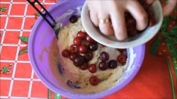 Домашнее ванильное печенье на сметане с вишней - шаг 5 Домашнее ванильное печенье на сметане с вишней - шаг 5