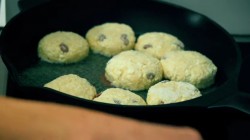 Ванильные сырники из творога с изюмом и манкой - шаг 14 Ванильные сырники из творога с изюмом и манкой - шаг 14