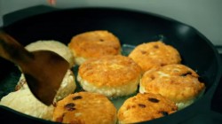 Ванильные сырники из творога с изюмом и манкой - шаг 15 Ванильные сырники из творога с изюмом и манкой - шаг 15