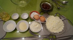 Ванильные сырники из творога с изюмом и манкой - шаг 1 Ванильные сырники из творога с изюмом и манкой - шаг 1