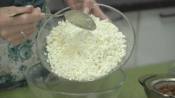 Ванильные сырники из творога с изюмом и манкой - шаг 2 Ванильные сырники из творога с изюмом и манкой - шаг 2