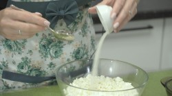 Ванильные сырники из творога с изюмом и манкой - шаг 3 Ванильные сырники из творога с изюмом и манкой - шаг 3