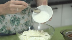 Ванильные сырники из творога с изюмом и манкой - шаг 4 Ванильные сырники из творога с изюмом и манкой - шаг 4