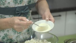 Ванильные сырники из творога с изюмом и манкой - шаг 5 Ванильные сырники из творога с изюмом и манкой - шаг 5