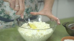 Ванильные сырники из творога с изюмом и манкой - шаг 6 Ванильные сырники из творога с изюмом и манкой - шаг 6