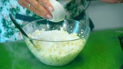 Ванильные сырники из творога с изюмом и манкой - шаг 8 Ванильные сырники из творога с изюмом и манкой - шаг 8