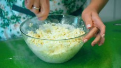 Ванильные сырники из творога с изюмом и манкой - шаг 9 Ванильные сырники из творога с изюмом и манкой - шаг 9