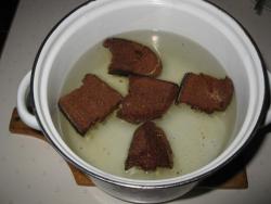 Домашний простой окрошечный квас с изюмом - шаг 5