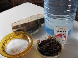 Домашний простой окрошечный квас с изюмом - шаг 1