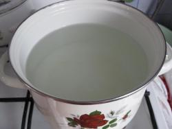 Домашний простой окрошечный квас с изюмом - шаг 3