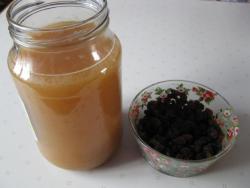 Домашний простой окрошечный квас с изюмом - шаг 7