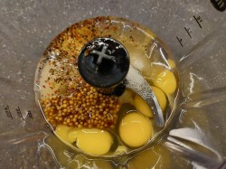 ДОМАШНИЙ МАЙОНЕЗ НА ПЕРЕПЕЛИНЫХ ЯЙЦАХ - шаг 4