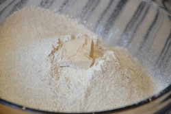 Домашний хлеб с сухофруктами и фундуком - шаг 3