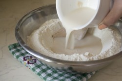 Домашний хот дог в дрожжевом тесте - шаг 2