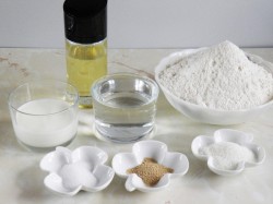 Дрожжевое тесто на беляши на молоке - шаг 1 Дрожжевое тесто на беляши на молоке - шаг 1