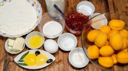 Дрожжевой пирог с абрикосами и джемом на кефире - шаг 1 Дрожжевой пирог с абрикосами и джемом на кефире - шаг 1