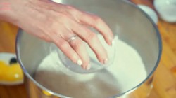 Дрожжевой пирог с абрикосами и джемом на кефире - шаг 2 Дрожжевой пирог с абрикосами и джемом на кефире - шаг 2