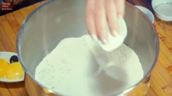 Дрожжевой пирог с абрикосами и джемом на кефире - шаг 3 Дрожжевой пирог с абрикосами и джемом на кефире - шаг 3