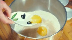 Дрожжевой пирог с абрикосами и джемом на кефире - шаг 6 Дрожжевой пирог с абрикосами и джемом на кефире - шаг 6