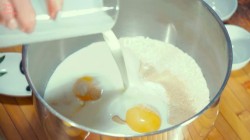 Дрожжевой пирог с абрикосами и джемом на кефире - шаг 7 Дрожжевой пирог с абрикосами и джемом на кефире - шаг 7