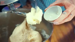 Дрожжевой пирог с абрикосами и джемом на кефире - шаг 8 Дрожжевой пирог с абрикосами и джемом на кефире - шаг 8