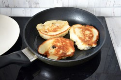 Дрожжевые оладьи на молоке с изюмом - шаг 11 Дрожжевые оладьи на молоке с изюмом - шаг 11