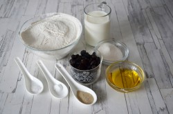 Дрожжевые оладьи на молоке с изюмом - шаг 1 Дрожжевые оладьи на молоке с изюмом - шаг 1