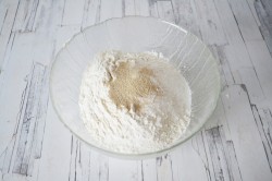 Дрожжевые оладьи на молоке с изюмом - шаг 2 Дрожжевые оладьи на молоке с изюмом - шаг 2