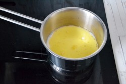 Дрожжевые оладьи на молоке с изюмом - шаг 3 Дрожжевые оладьи на молоке с изюмом - шаг 3