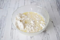 Дрожжевые оладьи на молоке с изюмом - шаг 4 Дрожжевые оладьи на молоке с изюмом - шаг 4