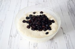 Дрожжевые оладьи на молоке с изюмом - шаг 9 Дрожжевые оладьи на молоке с изюмом - шаг 9