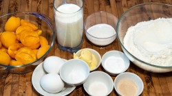 Дрожжевые пирожки на кефире с абрикосами - шаг 1 Дрожжевые пирожки на кефире с абрикосами - шаг 1