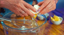 Дрожжевые пирожки на кефире с абрикосами - шаг 6 Дрожжевые пирожки на кефире с абрикосами - шаг 6