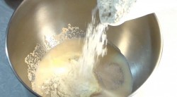 Дрожжевые пирожки с абрикосами и малиной - шаг 2 Дрожжевые пирожки с абрикосами и малиной - шаг 2