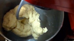 Дрожжевые пирожки с абрикосами и малиной - шаг 3 Дрожжевые пирожки с абрикосами и малиной - шаг 3