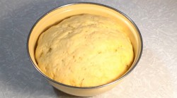 Дрожжевые пирожки с абрикосами и малиной - шаг 4 Дрожжевые пирожки с абрикосами и малиной - шаг 4