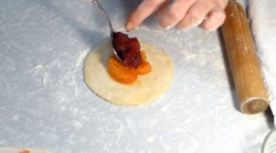 Дрожжевые пирожки с абрикосами и малиной - шаг 5 Дрожжевые пирожки с абрикосами и малиной - шаг 5