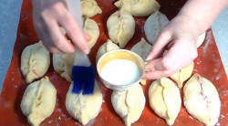 Дрожжевые пирожки с абрикосами и малиной - шаг 7 Дрожжевые пирожки с абрикосами и малиной - шаг 7