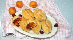 Дрожжевые пирожки с абрикосами и малиной - шаг 8 Дрожжевые пирожки с абрикосами и малиной - шаг 8