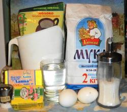 Дрожжевые блины на маргарине и молоке - шаг 1