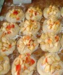 Дрожжевые пирожки с яблоками в духовке - шаг 5 Дрожжевые пирожки с яблоками в духовке - шаг 5