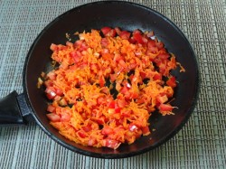 Ежики из мясного фарша на сковороде с подливой - шаг 5