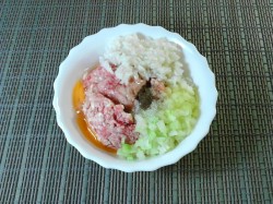 Ежики из мясного фарша на сковороде с подливой - шаг 6