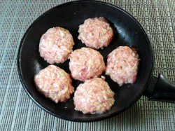 Ежики из мясного фарша на сковороде с подливой - шаг 7