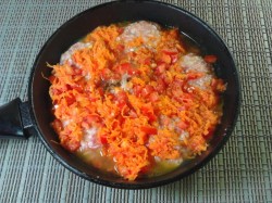 Ежики из мясного фарша на сковороде с подливой - шаг 8