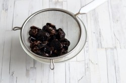 Чернослив фаршированный грецкими орехами - шаг 3 Чернослив фаршированный грецкими орехами - шаг 3